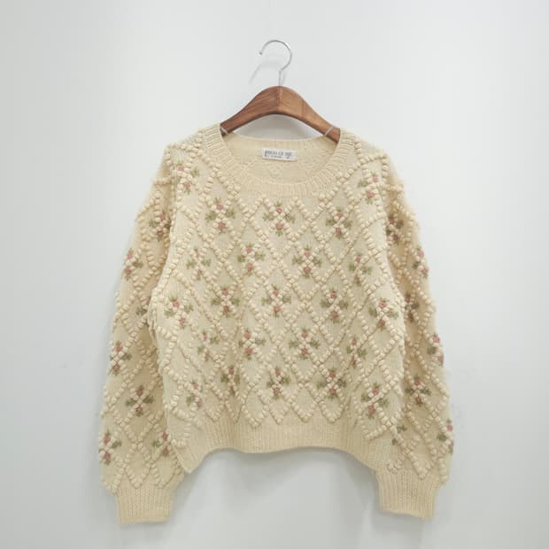 아이보리 팝콘 자수장미 니트