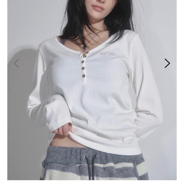 애즈온 리브드 버튼 티 ivory