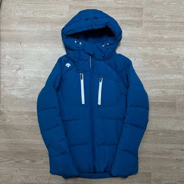 데상트 여성 스피릿마크 로고 후드 패딩 점퍼 [블루] S/85