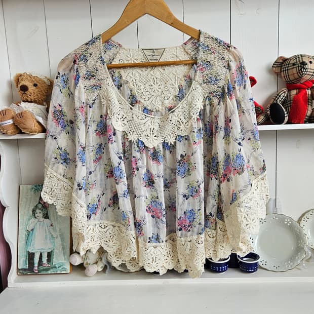 0327플라워 레이스 케이프 블라우스