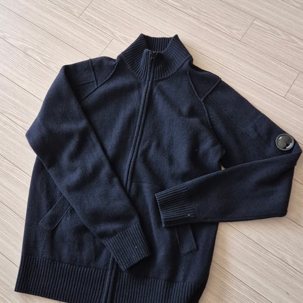 CP컴퍼니 니트집업 네이비(52사이즈)