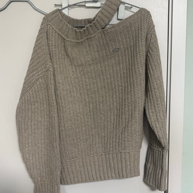 보헤미안서울 컷아웃 니트/ 판매가 129,000