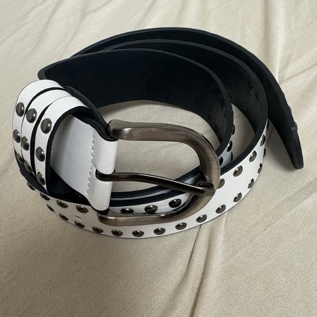 화이트 스터드벨트