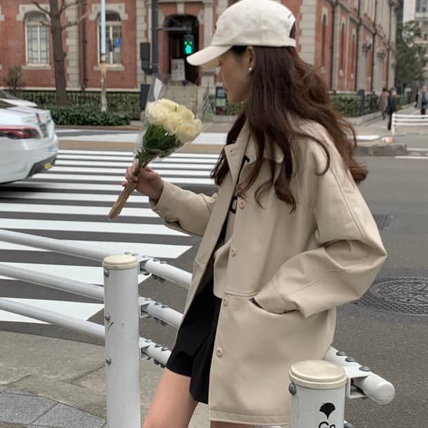 오디너리먼트 마크 하프 비건 레더 가죽 자켓 크림