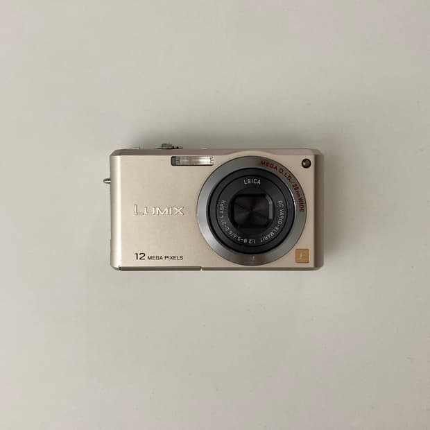 파나소닉 제품의 루믹스 DMC-FX100 빈티지디카 디카