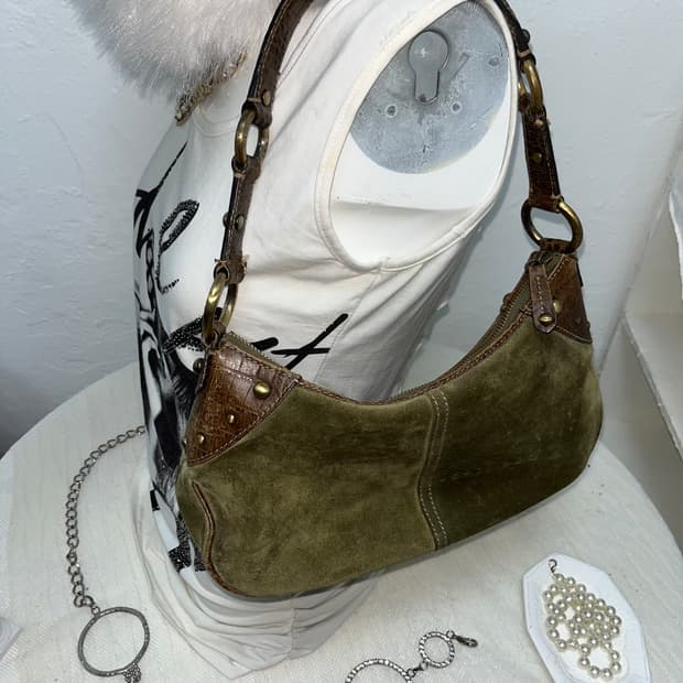 Daks 카키 스웨이드 스터드 백