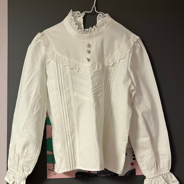 바이탈싸인 하이넥 레이스 블라우스