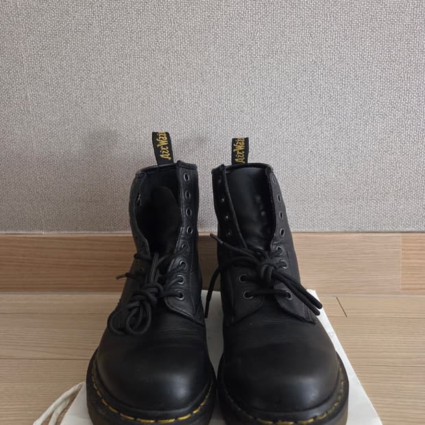 닥터마틴 1460 8홀 워커 무광 블랙 색상 UK 4 사이즈