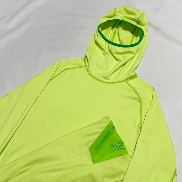 아크테릭스 형광 테크 후드티