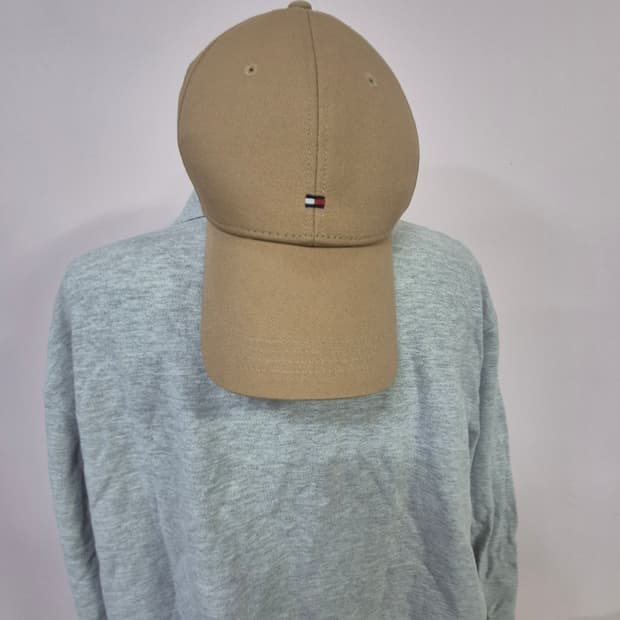 타미힐피거 베이지 볼캡 모자