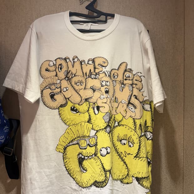 꼼데가르송 kaws 콜라보 티셔츠