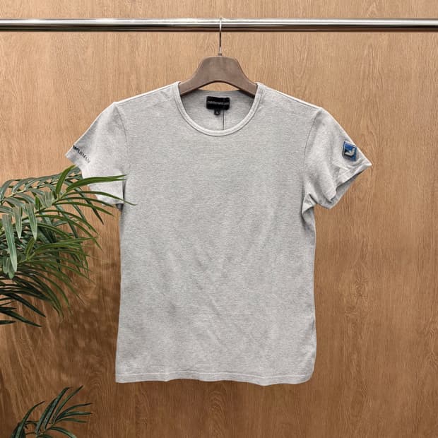 엠포리오 아르마니 라운드넥 반팔 티셔츠 로고 패치 디테일 레귤러핏 그레이