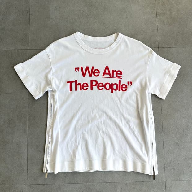 사카이 “we are the people” 사이드지퍼 반팔 티셔츠