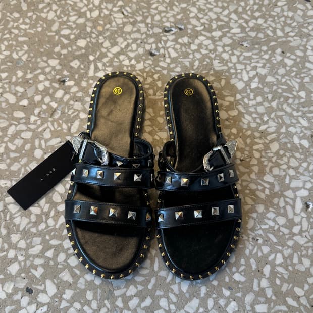 Valentino Garavani  Rock Stud Flat  