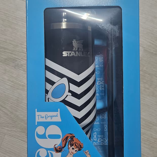 스탠리x바비 1959 퀜쳐 텀블러 1.18L 새상품