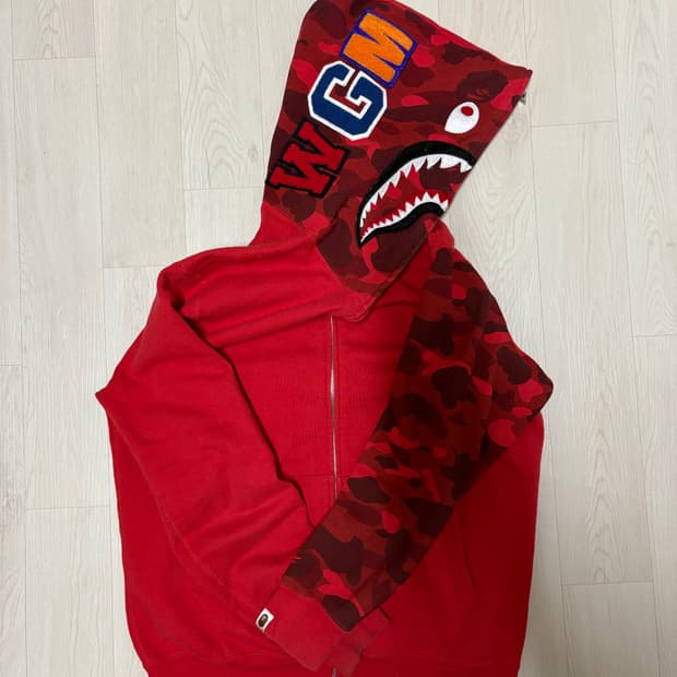 베이프 레드카모 샤크후드집업 L 판매합니다