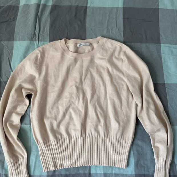  Woman Sweater 