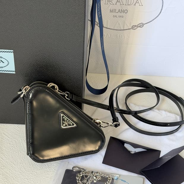 프라다 레더 트라이앵글백 미니 블랙