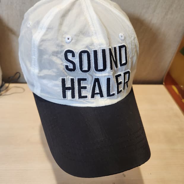 “[SWAG SEOUL] 사운드 힐러 볼캡 블랙&화이트 🧢 스트릿 무드