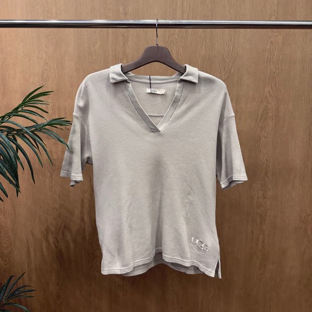 어그 와플 니트 반팔 카라 브이넥 티셔츠 자수 디테일 루즈핏 연그레이