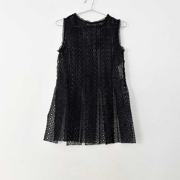 Layer punching sleeveless top / black