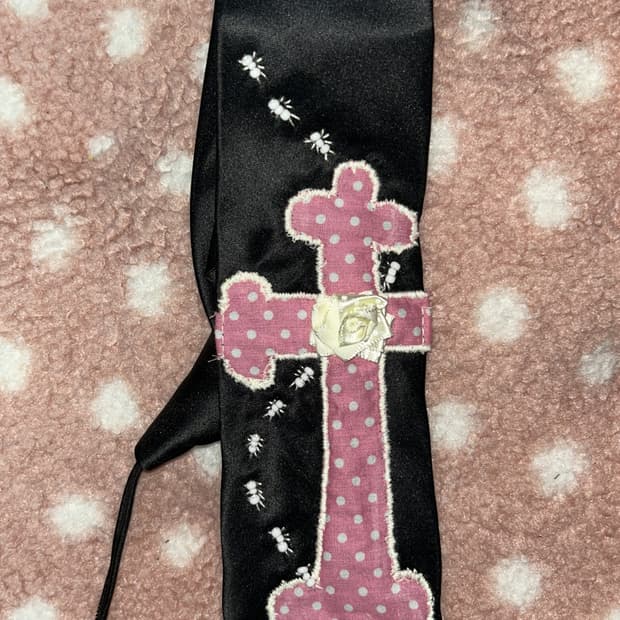 (b급)핑크 십자가와 흰개미 넥타이