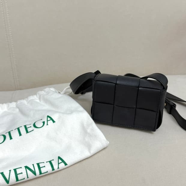 (새상품급)보테가베네타 카세트백 미니 블랙