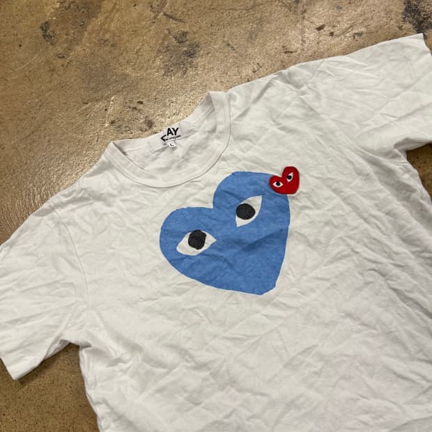 꼼데가르송 스카이블루 빅로고 레드 와펜 반팔 티