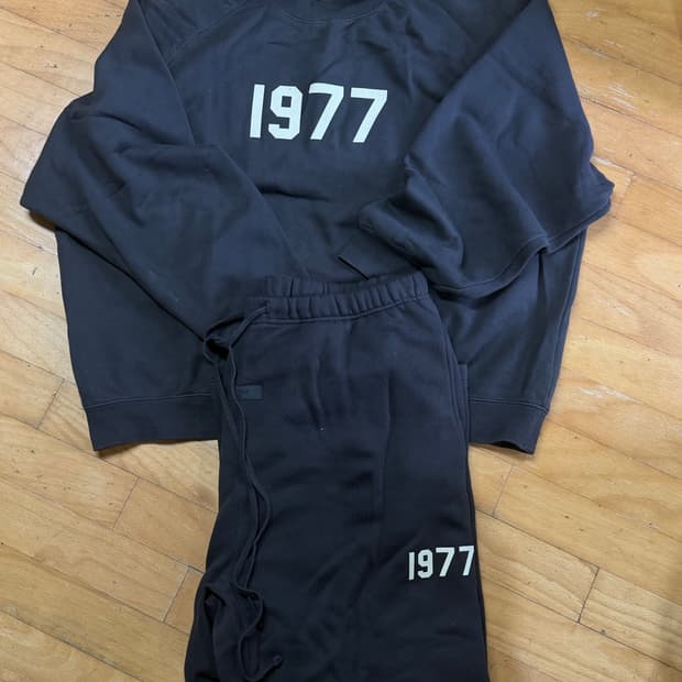 에센셜 기모 맨투맨 바지 셋업 판매합니다(크림구매)