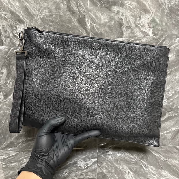 디올 A4 CD로고 레더 클러치