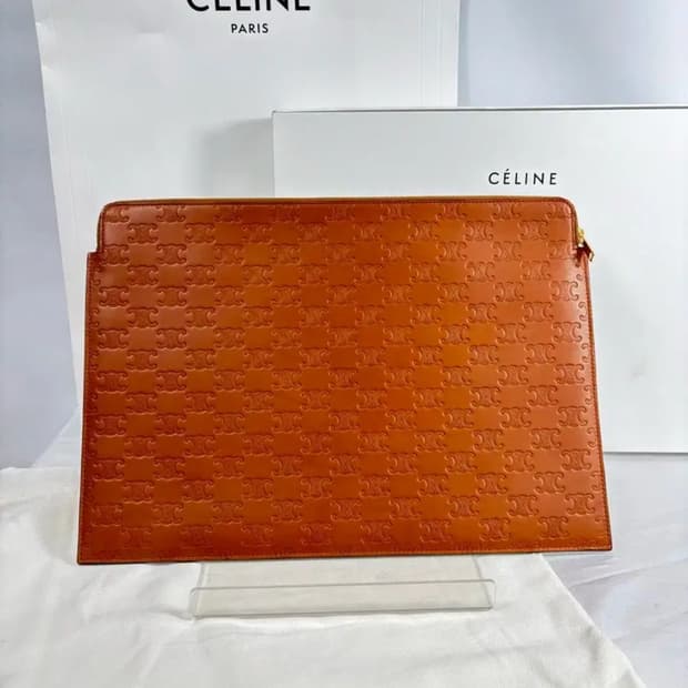 (새상품)셀린느 로고 트리옹프 클러치 카프스킨 탄 라지