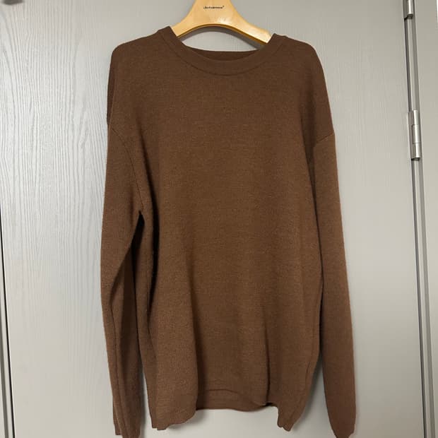 쿠어 캐시미어 니트 브라운 색상입니다