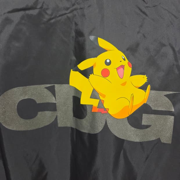 [새상품] cdg x 포켓몬 콜라보 코치자켓