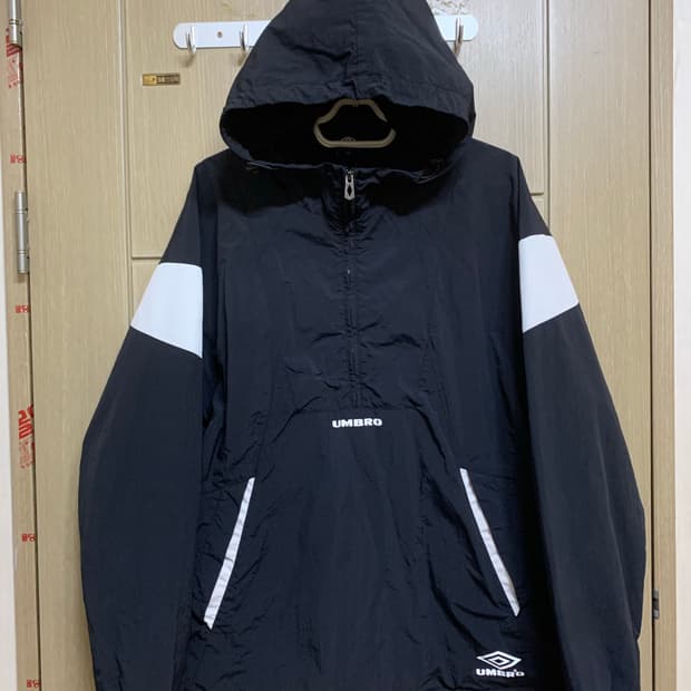 엄브로 블랙 후드 바람막이 105