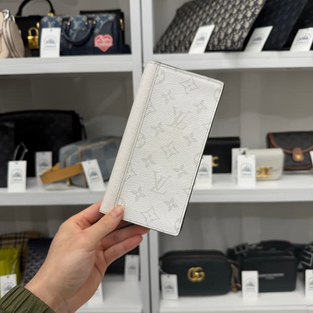 루이비통 화이트 옵틱 장지갑