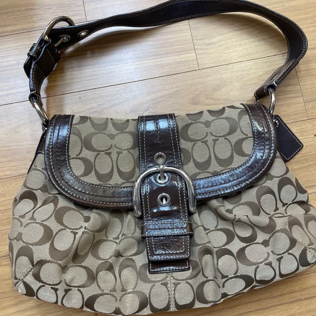 코치 시그니처 숄더백 판매합니다. 브라운 색상에 코치 시그니처 패턴이 고