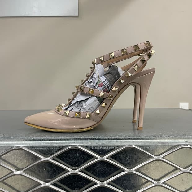 발렌티노 락스터드 슬링백 37