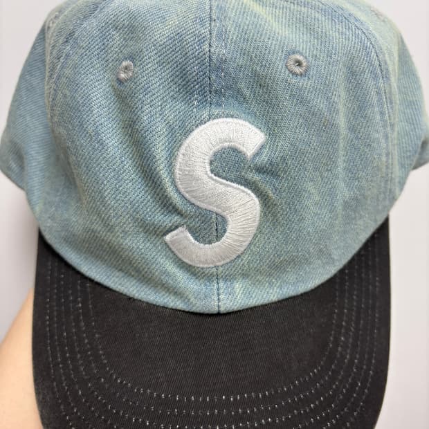 슈프림 피그먼트 코티드 투톤 S 로고 6-패널 데님 - 25FW
