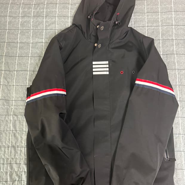 톰브라운 쉘 바람막이 4사이즈 묻따 30에 넘깁니다 상태굳 