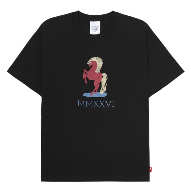아이앱 스튜디오 레드 홀스 티셔츠 블랙