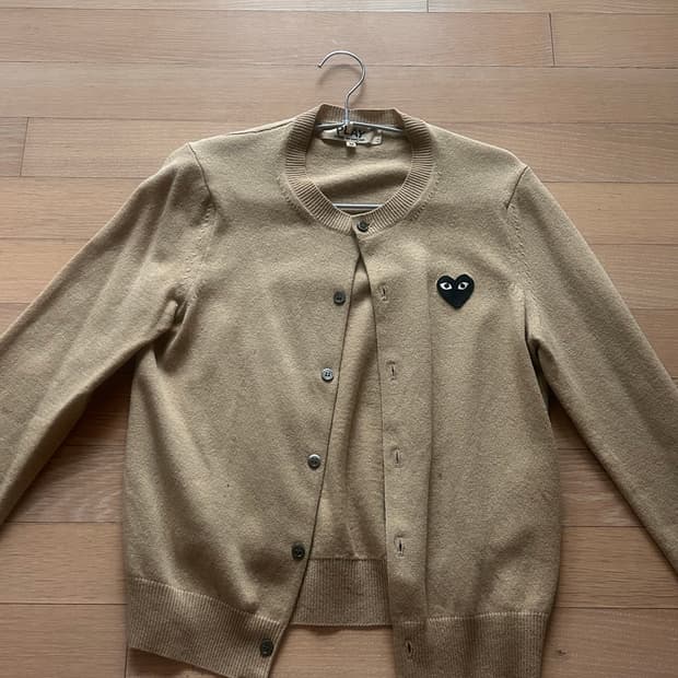 꼼데가르송 play 라인 베이지 가디건