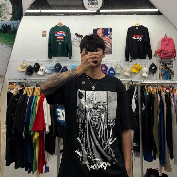 유니클로 UT 베르세르크 블랙 반팔티 XL