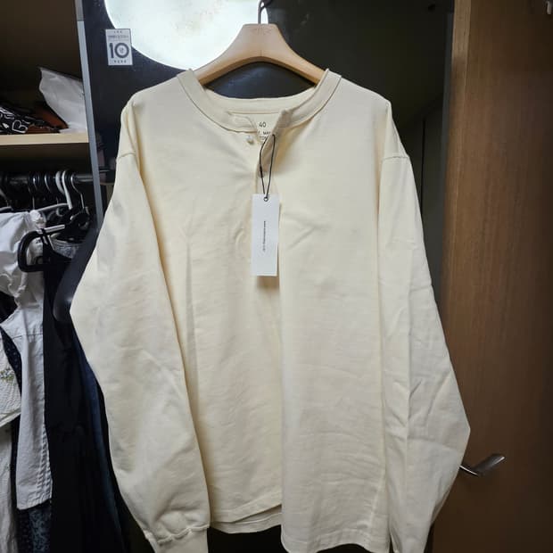 아웃스탠딩 아이보리 헨리넥 새상품