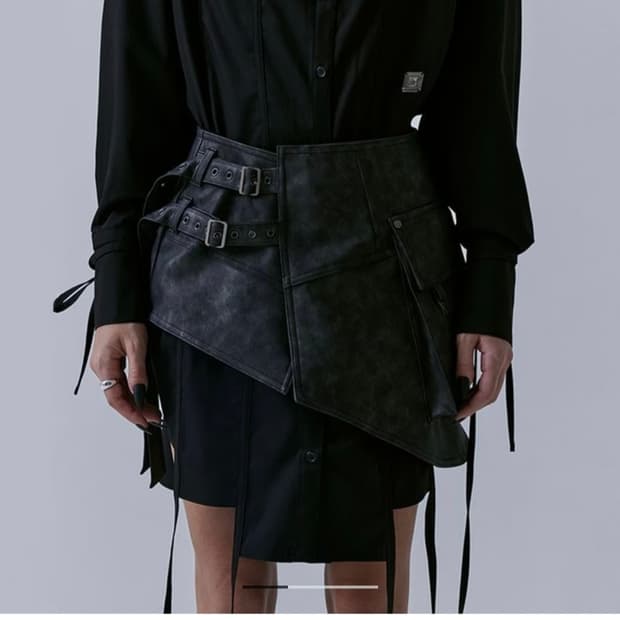 트리밍버드 레더 스트랩 벨트 디테일 레이어드 랩 스커트 다크 그레이