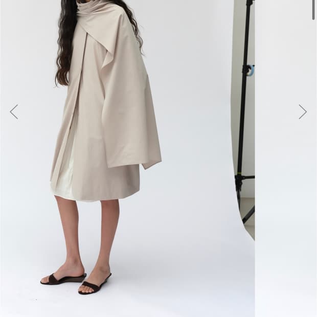 Lea 르에 SANDER DRAPED HALF TRENCH COAT