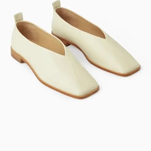 COS 스퀘어토 크로스오버 레더 발레 플랫-크림