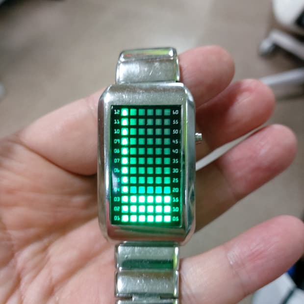 빈티지 실버 색상의 남성용 LED 시계입니다.