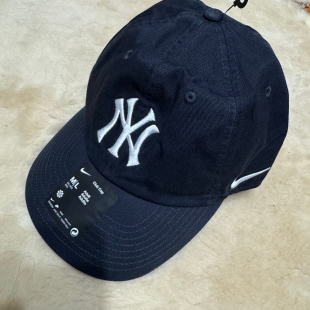 나이키 뉴욕양키스 언스트럭쳐드 클럽 볼캡
