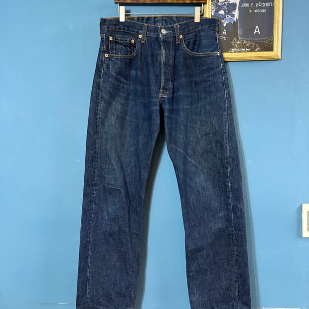 00‘s Levis 501xx Denim pant.