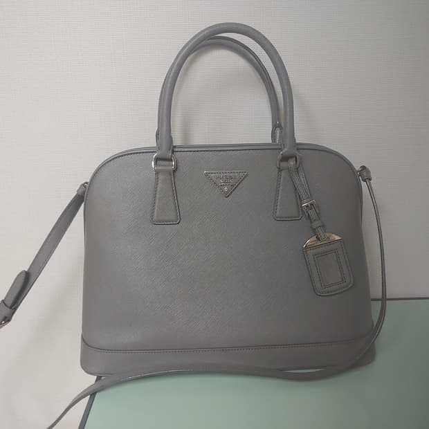 프라다 가방팝니다.